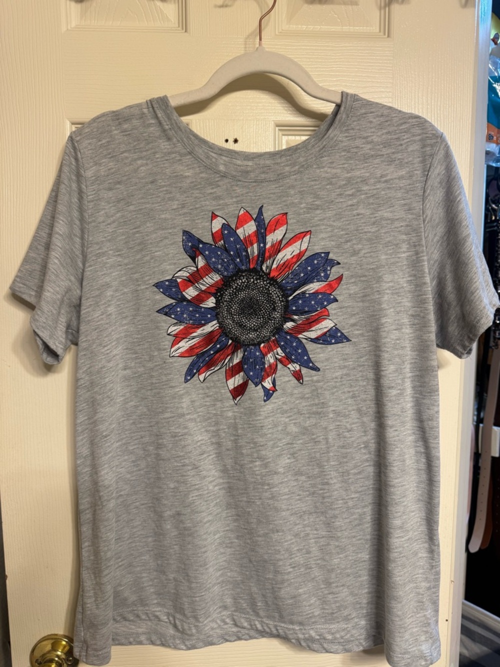 No Boundaries Gray Short Sleeve Tee with Patriotic Sunflower